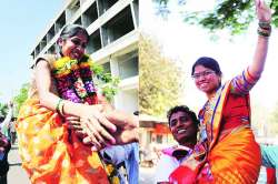 गुलाल, फटाके, घोषणा