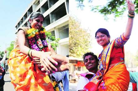 गुलाल, फटाके, घोषणा गुलाल, फटाके, घोषणा