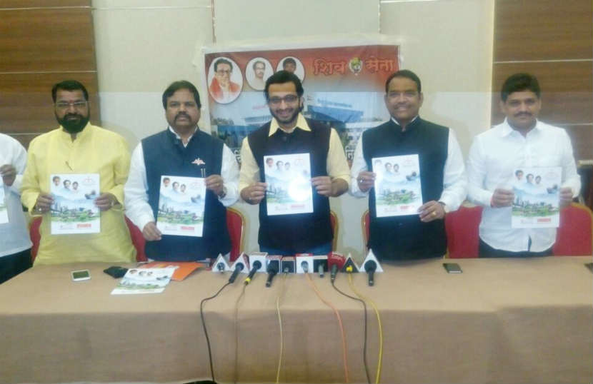 पिंपरी-चिंचवड महापालिकेसाठी शिवसेनेचा जाहीरनामा प्रकाशित करताना अमोल कोल्हे, खासदार श्रीरंग बारणे आणि नेते. 