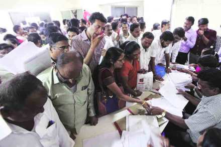 महापालिका निवडणुकीसाठी राजकीय पक्षांनी उमेदवार यादी जाहीर न केल्यामुळे शेवटच्या क्षणी उमेदवारी अर्ज भरण्यासाठी क्षेत्रीय कार्यालयांमध्ये झुंबड उडाली होती. महापालिका निवडणुकीसाठी राजकीय पक्षांनी उमेदवार यादी जाहीर न केल्यामुळे शेवटच्या क्षणी उमेदवारी अर्ज भरण्यासाठी क्षेत्रीय कार्यालयांमध्ये झुंबड उडाली होती.