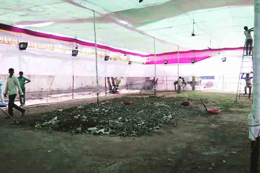 संमेलनासाठी मैदानाची नासधूस संमेलनासाठी मैदानाची नासधूस