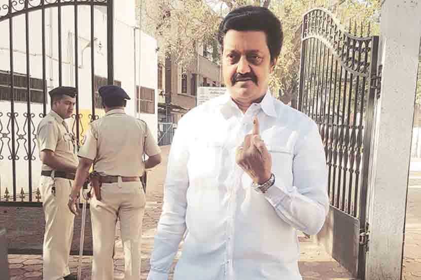 खासदार अनिल शिरोळे यांनी सकाळी साडेआठ वाजता शिवाजीनगर येथील मॉडर्न हायस्कूल येथे मतदानाचा हक्क बजावला. खासदार अनिल शिरोळे यांनी सकाळी साडेआठ वाजता शिवाजीनगर येथील मॉडर्न हायस्कूल येथे मतदानाचा हक्क बजावला.