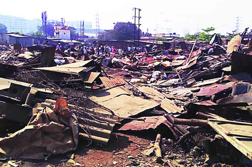 यादवनगर येथील सुमारे ५०० झोपडय़ा बुधवारी जमीनदोस्त करण्यात आल्या.