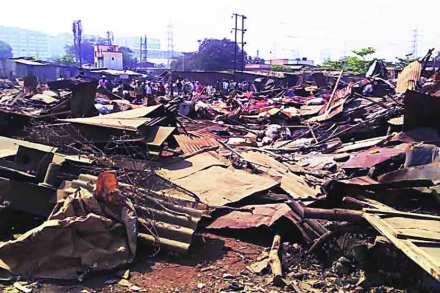 यादवनगर येथील सुमारे ५०० झोपडय़ा बुधवारी जमीनदोस्त करण्यात आल्या.