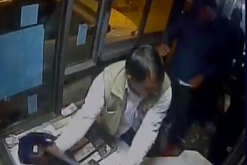 loksatta, marathi news paper, news paper, news online, marathi news, marathi news online, newspaper, news, latest news in marathi, current news in marathi,sport news in marathi, bollywood news in marathi, toll plaza vandalize toll booth employee beaten hoshiyar yadav
