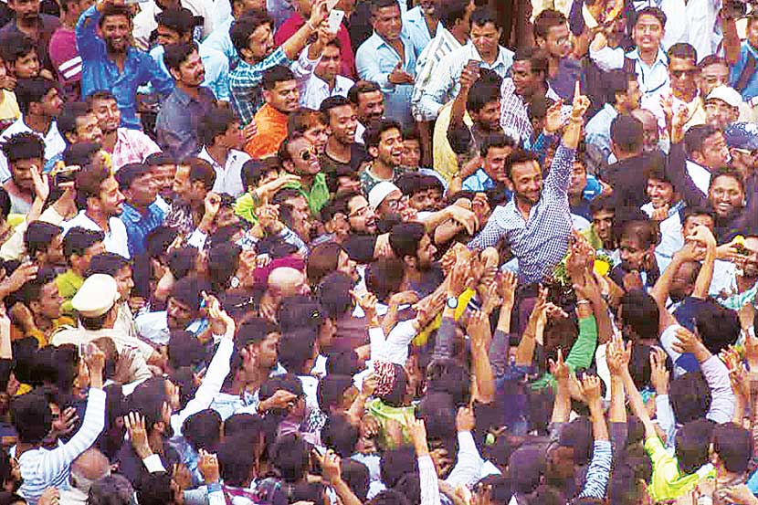 राष्ट्रवादीचे नगरसेवक नजीब मुल्ला यांच्या विजयानंतर कार्यकर्त्यांनी मोठा जल्लोष केला.