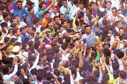 राष्ट्रवादीचे नगरसेवक नजीब मुल्ला यांच्या विजयानंतर कार्यकर्त्यांनी मोठा जल्लोष केला.