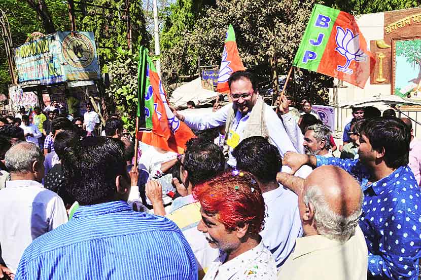 рдУрдореА рдХрд▓рд╛рдиреА рдпрд╛рдВрдЪреНрдпрд╛рд╕реЛрдмрдд рдХреЗрд▓реЗрд▓реНрдпрд╛ рдЖрдШрд╛рдбреАрдореБрд│реЗ рдЙрд▓реНрд╣рд╛рд╕рдирдЧрд░рд╛рдд рднрд╛рдЬрдкрд▓рд╛ рд╕рд┐рдВрдзреА рдорддрджрд╛рд░рд╛рдВрдиреА рдЪрд╛рдВрдЧрд▓реА рд╕рд╛рде рджрд┐рд▓реНрдпрд╛рдЪреЗ рджрд┐рд╕реВрди рдЖрд▓реЗ. рдУрдореА рдХрд▓рд╛рдиреА рдпрд╛рдВрдЪреНрдпрд╛рд╕реЛрдмрдд рдХреЗрд▓реЗрд▓реНрдпрд╛ рдЖрдШрд╛рдбреАрдореБрд│реЗ рдЙрд▓реНрд╣рд╛рд╕рдирдЧрд░рд╛рдд рднрд╛рдЬрдкрд▓рд╛ рд╕рд┐рдВрдзреА рдорддрджрд╛рд░рд╛рдВрдиреА рдЪрд╛рдВрдЧрд▓реА рд╕рд╛рде рджрд┐рд▓реНрдпрд╛рдЪреЗ рджрд┐рд╕реВрди рдЖрд▓реЗ.