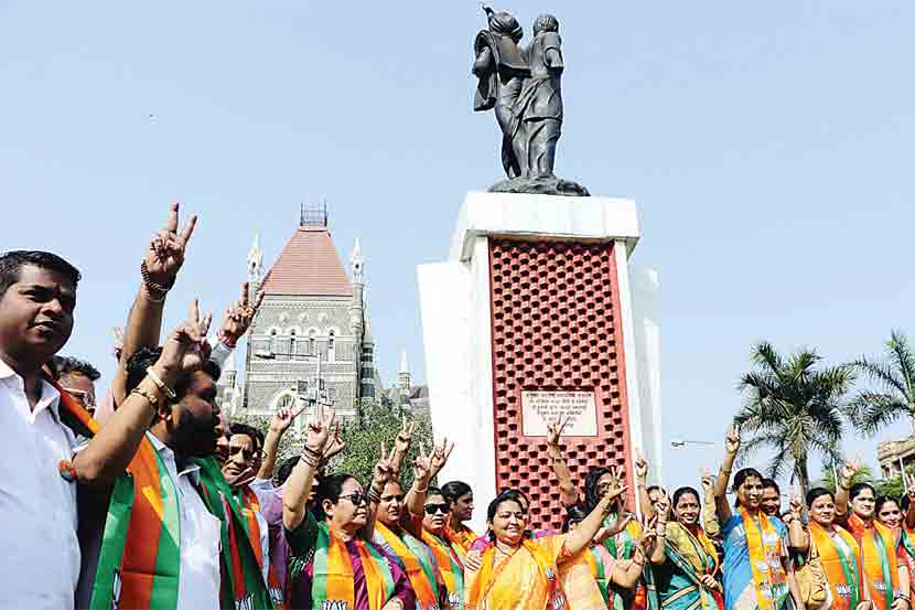 भाजपच्या मुंबई महापालिकेतील उमेदवारांनी हुतात्मा चौकात पारदर्शक कारभार करण्याची प्रतिज्ञा घेऊन प्रचारास प्रारंभ केला.  (छायाचित्र : गणेश शिर्सेकर)