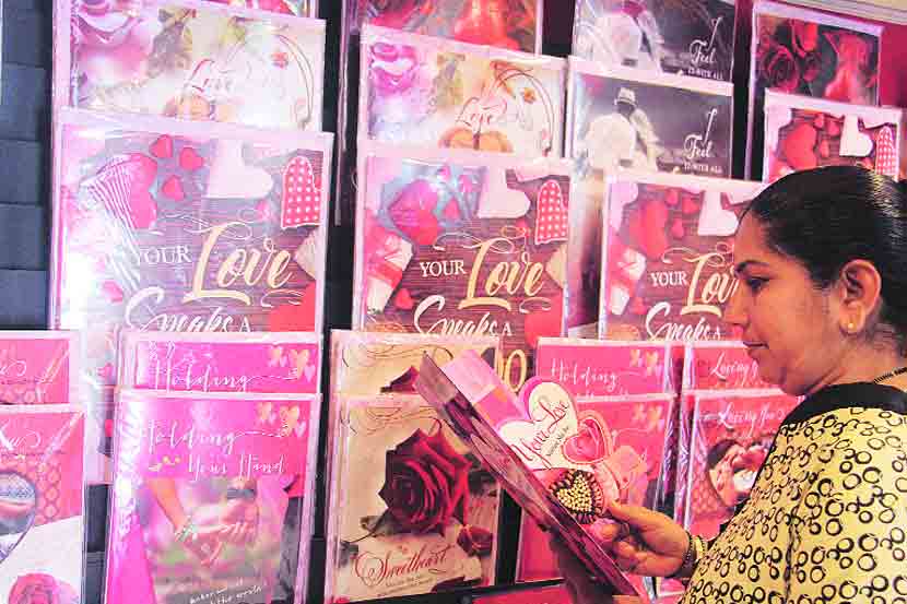 तरुणाईला ‘जम्बो भेटकार्ड’, ‘आयफेल टॉवर’ची भुरळ