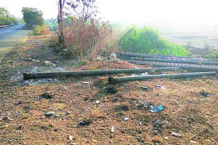 रस्त्याच्या कडेला धुळखात पडलेल्या जलवाहिन्या