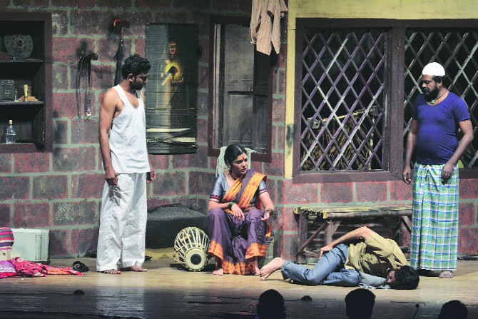 आज ४५ वर्षांनंतर अभिनेत्री निर्माती मुक्ता बर्वे आणि ललित कला केंद्रातल्या तिच्या १६ वर्षांपूर्वीच्या सहाध्यायींनी पुन्हा एकदा ‘सखाराम बाइंडर’ हे नाटक मोजक्या पाच प्रयोगांसह सादर केलं