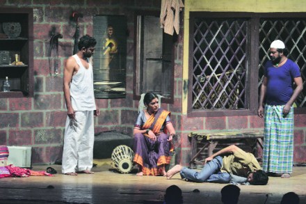 आज ४५ वर्षांनंतर अभिनेत्री निर्माती मुक्ता बर्वे आणि ललित कला केंद्रातल्या तिच्या १६ वर्षांपूर्वीच्या सहाध्यायींनी पुन्हा एकदा ‘सखाराम बाइंडर’ हे नाटक मोजक्या पाच प्रयोगांसह सादर केलं