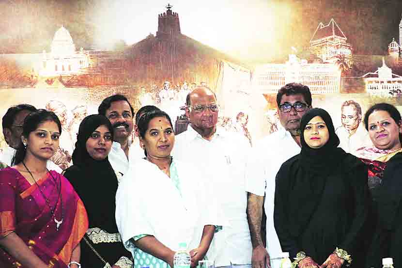राष्ट्रवादी काँग्रेसच्या मुंबईतील विजयी नगरसेवकांनी गुरुवारी पक्षाध्यक्ष शरद पवार यांची भेट घेतली. (छायाचित्र-गणेश शिर्सेकर)