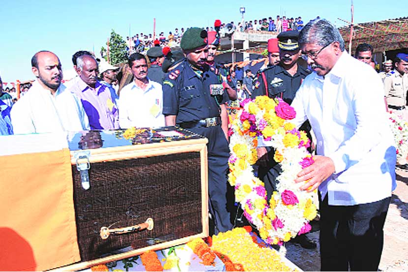 शहीद महादेव तुपारे यांच्या पाíथवास राज्य शासनाच्यावतीने पालकमंत्री चंद्रकांत पाटील यांनी पुष्पचक्र अर्पण करुन आदरांजली वाहिली.