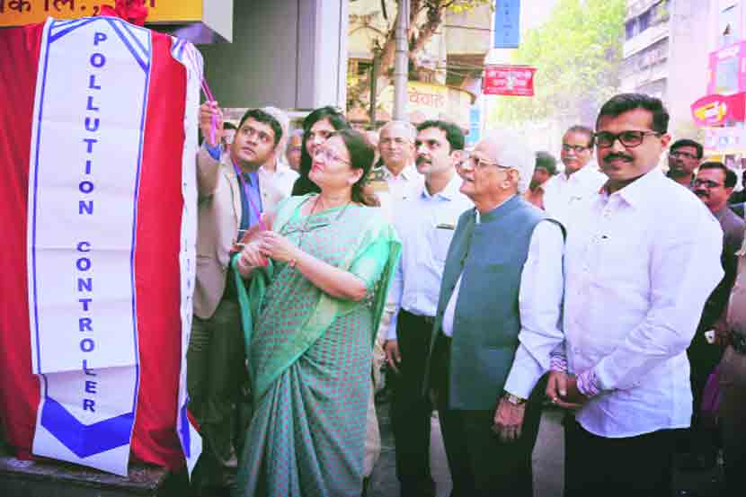 शनिपार चौकात बसविण्यात आलेल्या प्रदूषण नियंत्रकाचे उद्घाटन महापौर मुक्ता टिळक यांच्या हस्ते झाले. यावेळी जनता सहकारी बँकेचे पदाधिकारी आणि अमोल चाफेकर उपस्थित होते.