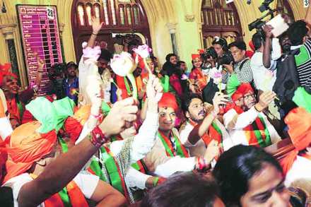 भाजप नगरसेवकांनी सभागृहात घोषणाबाजी केली. (छाया-गणेश शिर्सेकर)