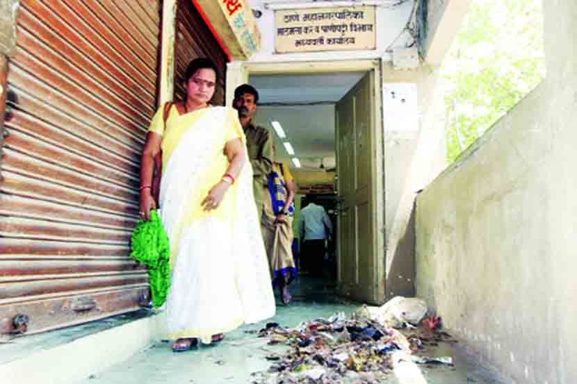 व्यापाऱ्यांच्या दुकानासमोर गुरुवारी  महापालिकेच्या घनकचरा विभागाने कचरा फेकला. (छाया - दीपक जोशी)