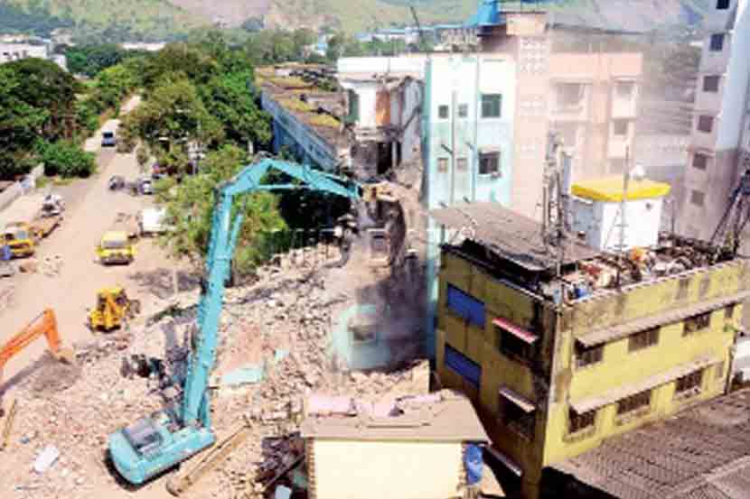 रहिवासी रस्त्यावर, विकासक मोकाट