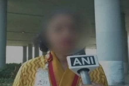 गायकवाड हे शांतपणे आपले म्हणणे मांडत होते असे त्या हवाईसुंदरीने म्हटले