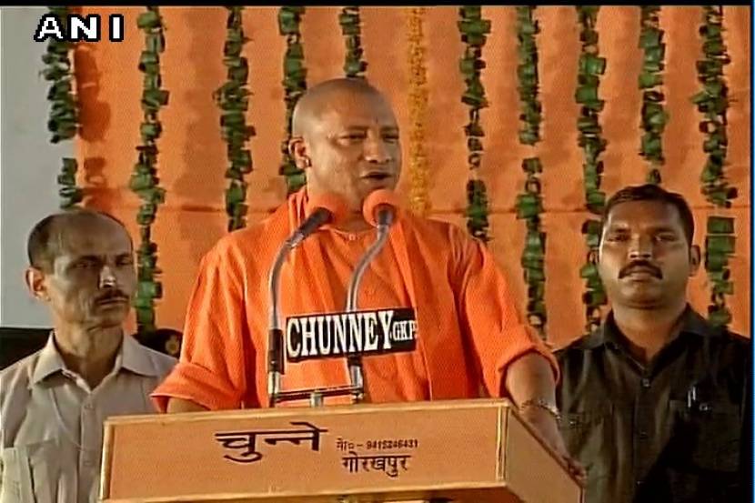 महाराणा प्रताप महाविद्यालयात भाषण देताना योगी आदित्यनाथ