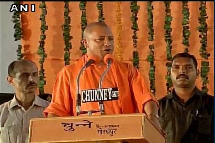 महाराणा प्रताप महाविद्यालयात भाषण देताना योगी आदित्यनाथ