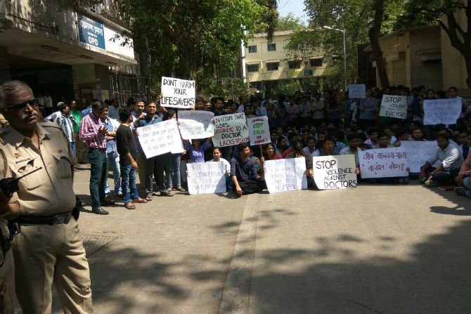 mumbai, resident doctor, strike