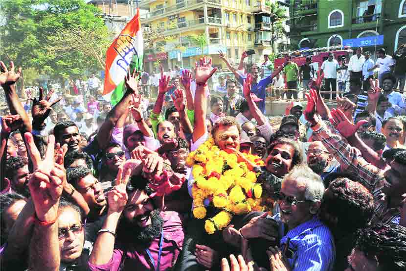  गोव्यात काँग्रेसच्या नीलकांत हलरणकर यांच्या विजयानंतर काँग्रेस कार्यकर्त्यांनी जल्लोष केला.
