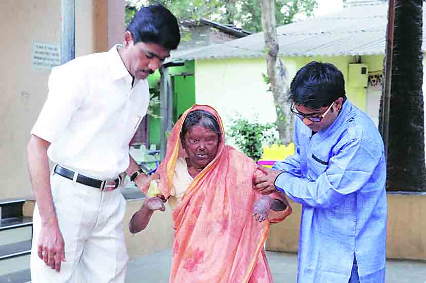 कुष्ठरोगी महिलांच्या जीवनात आनंद फुलवण्यासाठी सामाजिक संस्थेचा पुढाकार