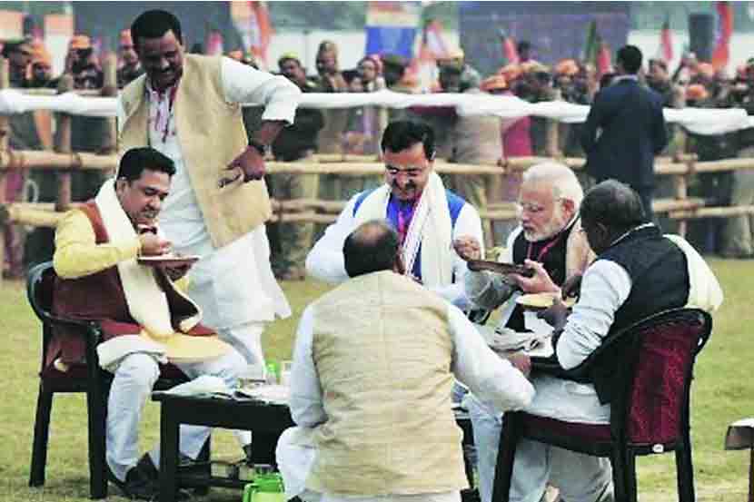   वाराणसीमध्ये मतदान केंद्रप्रमुखांच्या मेळाव्यामध्ये पंतप्रधान नरेंद्र मोदींनी सर्वाबरोबर भोजन घेतले होते. तेव्हा मोदींसोबत उत्तर प्रदेशचे संघटनमंत्री (डावीकडून पहिले) सुनील बन्सल