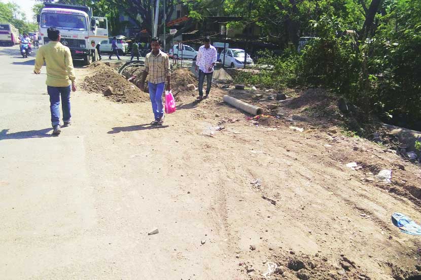 ठाणे-बेलापूर मार्ग व रबाळेतील रस्ते खोदण्यात आले आहेत. ठाणे-बेलापूर मार्ग व रबाळेतील रस्ते खोदण्यात आले आहेत.