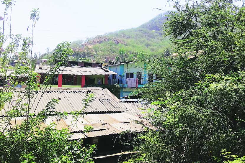 शहरबात- उरण : आरक्षित झोनच्या विळख्यात बांधकामे शहरबात- उरण : आरक्षित झोनच्या विळख्यात बांधकामे