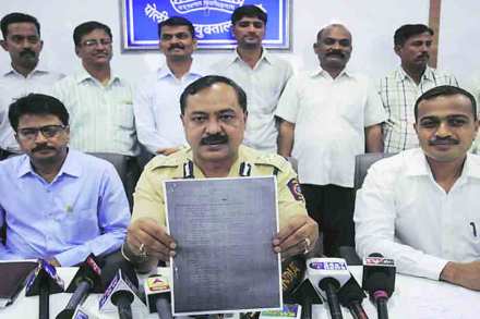 लष्करात भरती होण्यासाठी प्रश्नपत्रिका खरेदी करण्यासाठी निघालेल्या विक्रमसारख्या अनेक मुलांना पोलीस चौकशीला तोंड द्यावे लागले. लष्करात भरती होण्यासाठी प्रश्नपत्रिका खरेदी करण्यासाठी निघालेल्या विक्रमसारख्या अनेक मुलांना पोलीस चौकशीला तोंड द्यावे लागले.