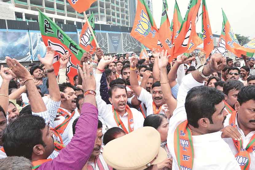 समान पाणीपुरवठा हा भारतीय जनता पक्षाचा प्रमुख अजेंडा असल्यामुळे निवडणुकीपूर्वी भाजपकडून आयुक्तांची सातत्याने पाठराखण करण्यात आली. 