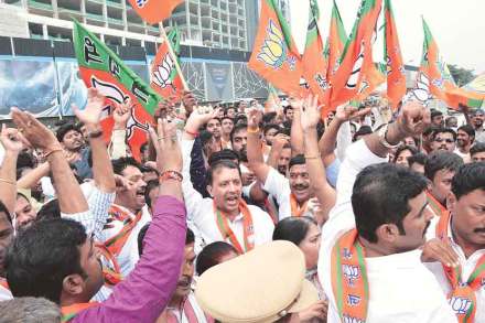 समान पाणीपुरवठा हा भारतीय जनता पक्षाचा प्रमुख अजेंडा असल्यामुळे निवडणुकीपूर्वी भाजपकडून आयुक्तांची सातत्याने पाठराखण करण्यात आली. 