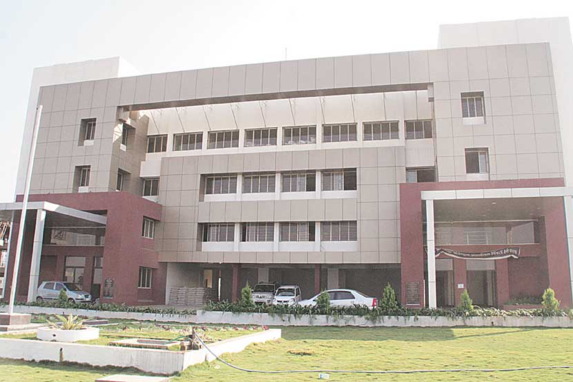 तत्कालीन मुख्यमंत्री पृथ्वीराज चव्हाण यांच्या हस्ते इमारतीचे उद्घाटन होऊनही आरटीओ कार्यालयाचे स्थलांतर मात्र रखडले आहे. तत्कालीन मुख्यमंत्री पृथ्वीराज चव्हाण यांच्या हस्ते इमारतीचे उद्घाटन होऊनही आरटीओ कार्यालयाचे स्थलांतर मात्र रखडले आहे.