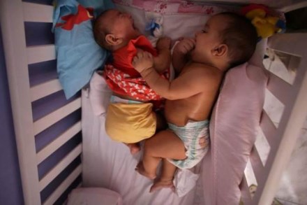 आंध्र प्रदेशातील जोडप्याच्या घरात दुसऱ्यांदा पाळणा हालला आणि त्यामुळे प्रस्थपित झालेल्या रेकॉर्डने त्यांच्या आनंदाला पारावार राहिला नाही. (प्रतिकात्मक छायाचित्र Reuters)