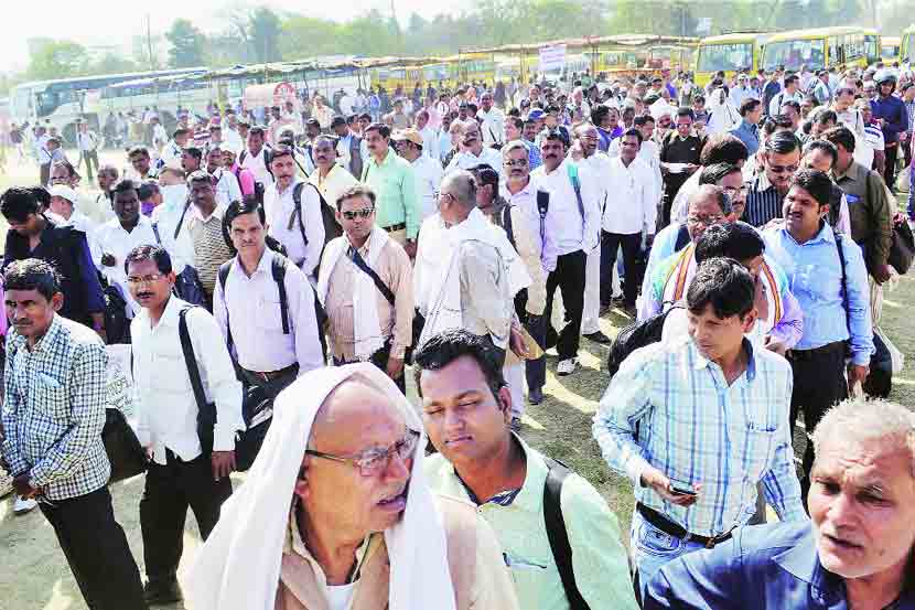  सातव्या टप्प्यातील मतदानासाठी मंगळवारी वाराणसी येथून ठिकठिकाणच्या मतदान केंद्रांवर अधिकारी रवाना झाले. 