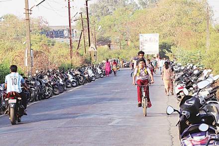 तिवरांची कत्तल करणे हा कायद्याने गुन्हा असला तरी वसई-विरार परिसरात सर्रास तिवरांची कत्तल केली जाते.