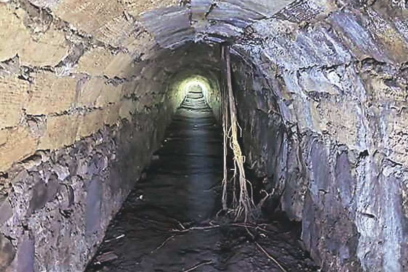 वसई किल्ल्यातील भुयार थेट भाईंदरमार्गे घोडबंदरला आणि इतर काही ठिकाणी निघते, अशा अफवांनी समाजमाध्यमांवर गेल्या काही दिवसांपासून एकच गोंधळ उडवला आहे