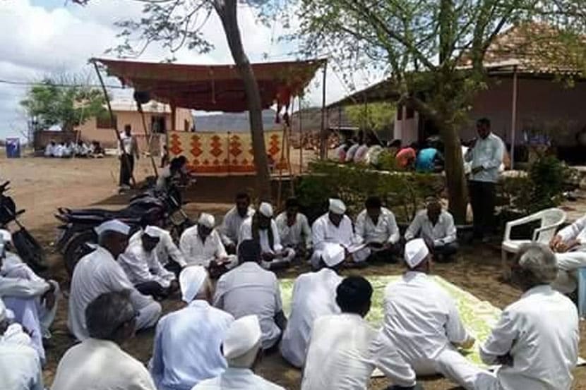 शेतकऱ्यांच्या अडचणी जिल्हाधिकाऱ्यांसमोर मांडताना अभियानचे कार्यकर्ते. 