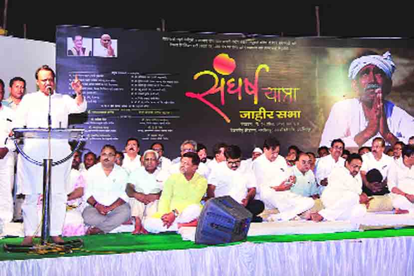 जयसिंगपूर येथे विरोधी पक्षांच्या संघर्षयात्रेनिमित्त आयोजित शेतकरी सभेत बोलताना अजित पवार. सभेला पृथ्वीराज चव्हाण, राधाकृष्ण विखे पाटील, सुनील तटकरे, जयंत पाटील, दिलीप सोपल, सुनील केदार, सतेज पाटील, हसन मुश्रीफ