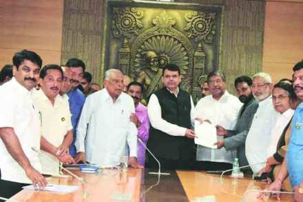 कोल्हापुरात मुंबई उच्च न्यायालयाचे फिरते खंडपीठ सुरू व्हावे या मागणीचे निवेदन मुख्यमंत्री देवेंद्र फडणवीस यांना बार कौन्सिलचे अध्यक्ष प्रकाश मोरे यांनी दिले. या वेळी पालकमंत्री चंद्रकांत पाटील, ज्येष्ठ नेते प्रा. एन. डी. पाटील, छत्रपती शाहू महाराज, आमदार, वकील उपस्थित होते. 