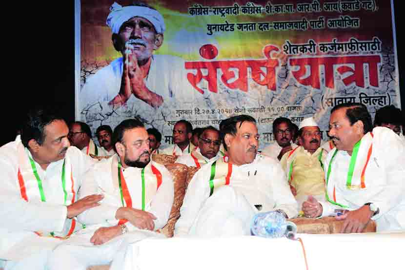 विरोधकांच्या संघर्ष यात्रेत गुरुवारी कराड येथे सभा झाली. त्या वेळी माजी मुख्यमंत्री पृथ्वीराज चव्हाण, राष्ट्रवादी काँग्रेसचे प्रदेशाध्यक्ष सुनील तटकरे, समाजवादी पक्षाचे अबू आझमी उपस्थित होते. 