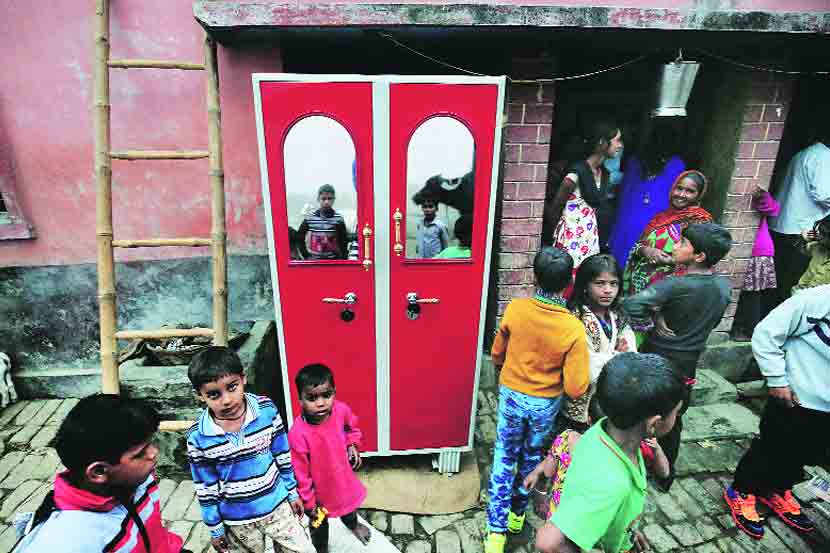 घरच्या चीजवस्तू विकायला लागण्याची पाळी कर्ज-तगाद्यांमुळे येते (प्रातिनिधिक छायाचित्र) घरच्या चीजवस्तू विकायला लागण्याची पाळी कर्ज-तगाद्यांमुळे येते (प्रातिनिधिक छायाचित्र)