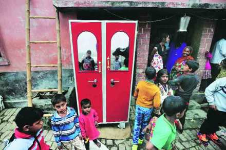 घरच्या चीजवस्तू विकायला लागण्याची पाळी कर्ज-तगाद्यांमुळे येते (प्रातिनिधिक छायाचित्र) घरच्या चीजवस्तू विकायला लागण्याची पाळी कर्ज-तगाद्यांमुळे येते (प्रातिनिधिक छायाचित्र)