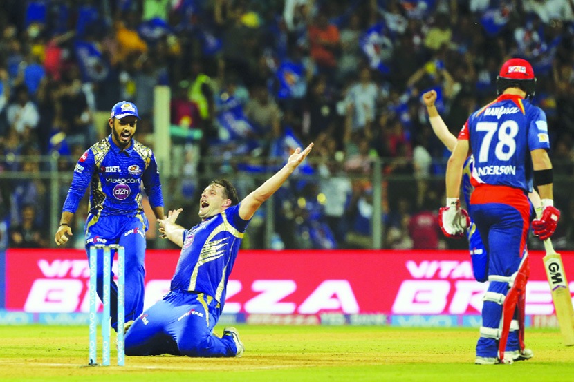 मुंबईच्या माफक आव्हानाचा पाठलाग करताना दिल्लीच्या फलंदाजांची भंबेरी उडाली. 