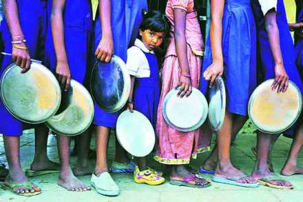 शालेय पोषण आहारातील विद्यार्थ्यांना होणारा पुरवठा काही भागात वादग्रस्त ठरला. 