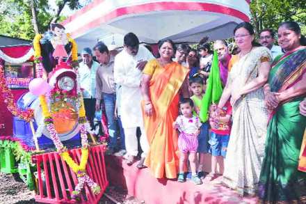पेशवे उद्यानातील बालगोपाळांच्या आवडत्या फुलराणीचा ६१ वा वाढदिवस बालचमूंबरोबर महापौर मुक्ता टिळक यांच्या हस्ते केक कापून शनिवारी साजरा करण्यात आला. माधुरी सहस्रबुद्धे, स्मिता वस्ते, सरस्वती शेंडगे, सुनील महाजन या वेळी उपस्थित होते.