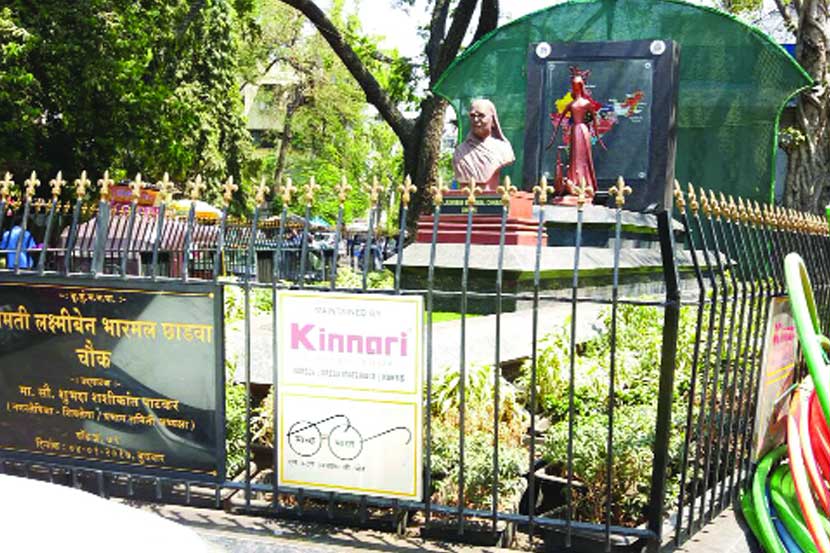 विलेपार्ले म्हणजे साहित्यिक व कलाकारांचे माहेरघर. मराठी संस्कृती व सामाजिक दायित्व जपणाऱ्या विलेपार्ले पूर्व येथील रेल्वे स्थानकाबाहेरील नेहरू रस्त्यावरील चौकाचे जानेवारीत दणक्यात नामकरण करण्यात आले. 